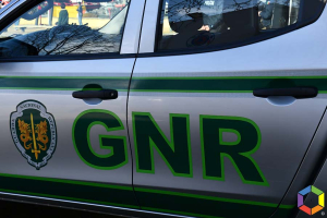 Oliveira de Azeméis: GNR encerra lar ilegal com 14 pessoas e deteve duas mulheres por maus-tratos a idosos