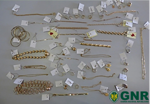 Santa Comba Dão: GNR expõe ouro furtado à procura dos legítimos proprietários